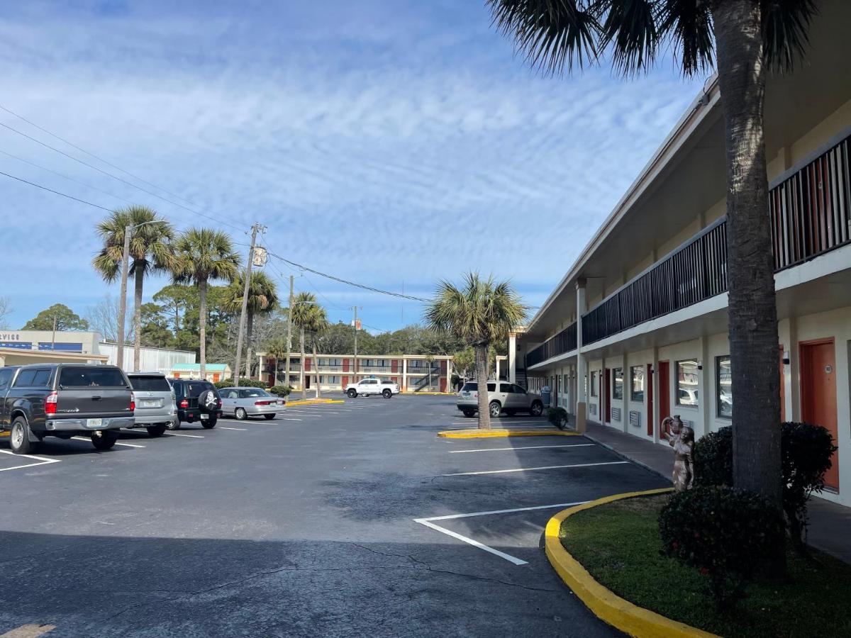 Hole Inn The Wall Hotel - Fort Walton Beach - Sunset Plaza - Nearby Beaches & Hurlburt Екстериор снимка
