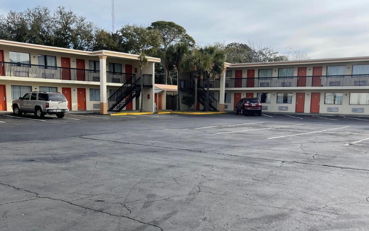 Hole Inn The Wall Hotel - Fort Walton Beach - Sunset Plaza - Nearby Beaches & Hurlburt Екстериор снимка