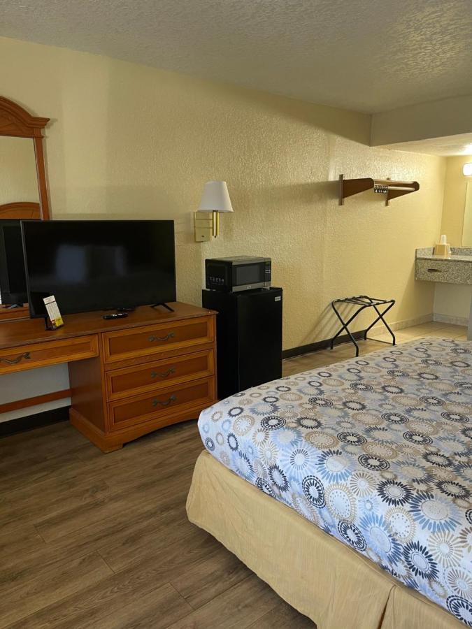 Hole Inn The Wall Hotel - Fort Walton Beach - Sunset Plaza - Nearby Beaches & Hurlburt Екстериор снимка