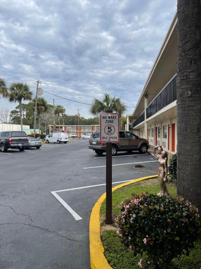 Hole Inn The Wall Hotel - Fort Walton Beach - Sunset Plaza - Nearby Beaches & Hurlburt Екстериор снимка