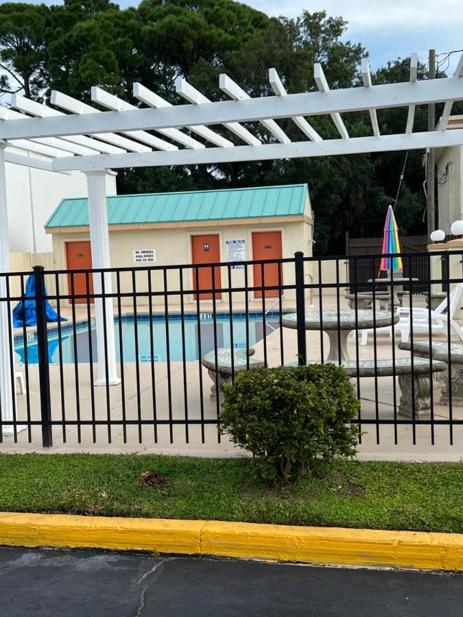 Hole Inn The Wall Hotel - Fort Walton Beach - Sunset Plaza - Nearby Beaches & Hurlburt Екстериор снимка