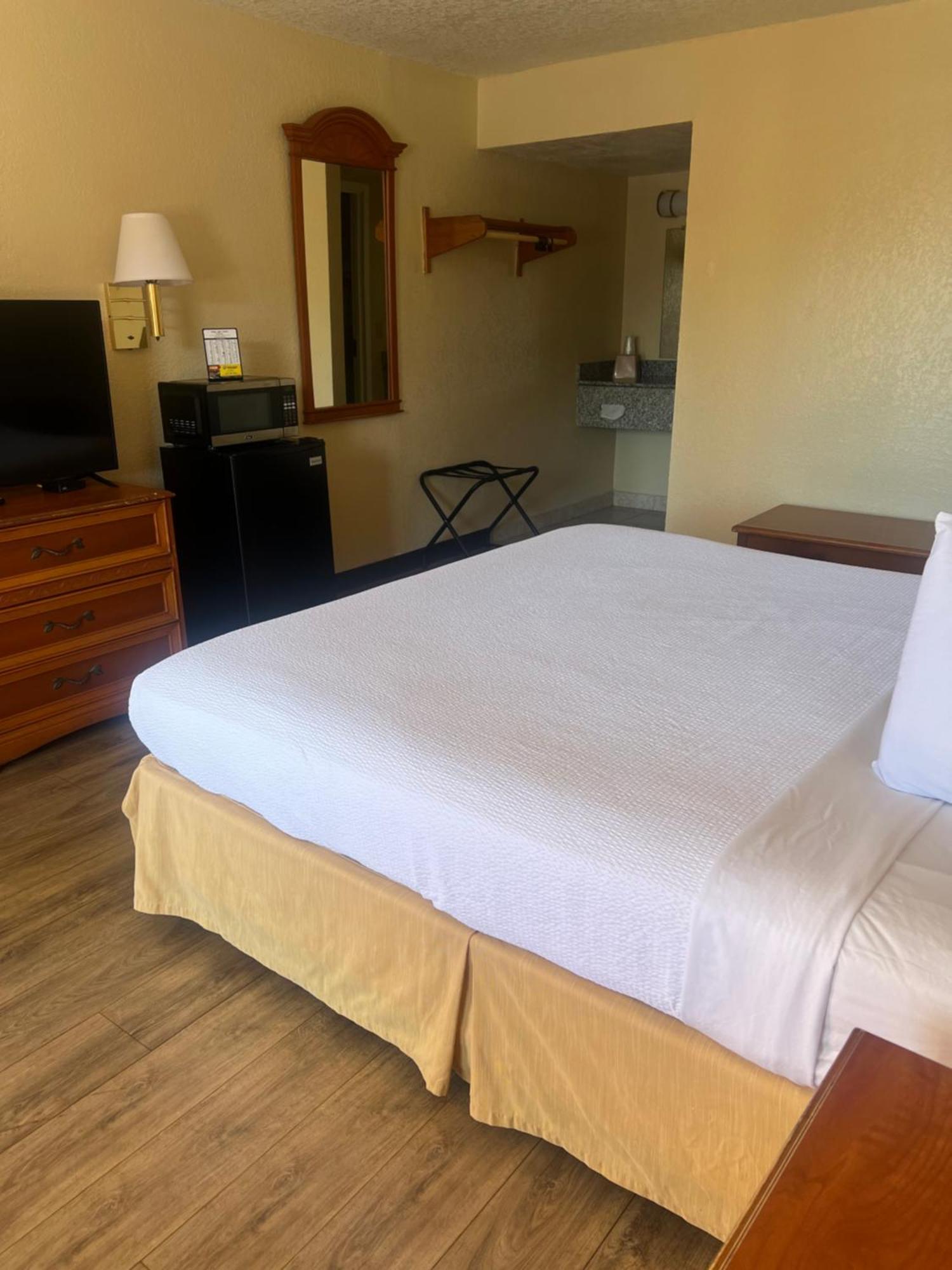 Hole Inn The Wall Hotel - Fort Walton Beach - Sunset Plaza - Nearby Beaches & Hurlburt Екстериор снимка
