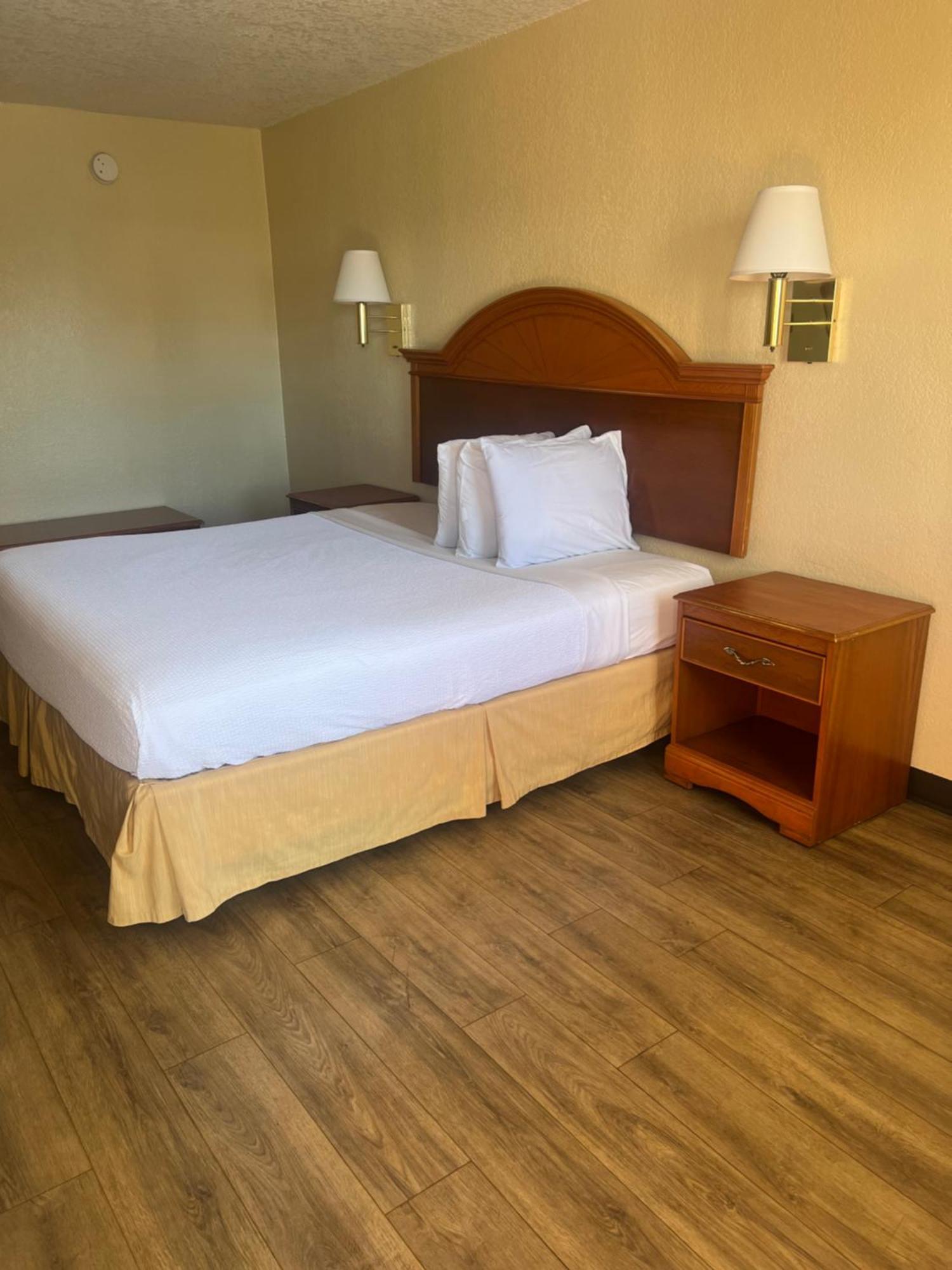 Hole Inn The Wall Hotel - Fort Walton Beach - Sunset Plaza - Nearby Beaches & Hurlburt Екстериор снимка