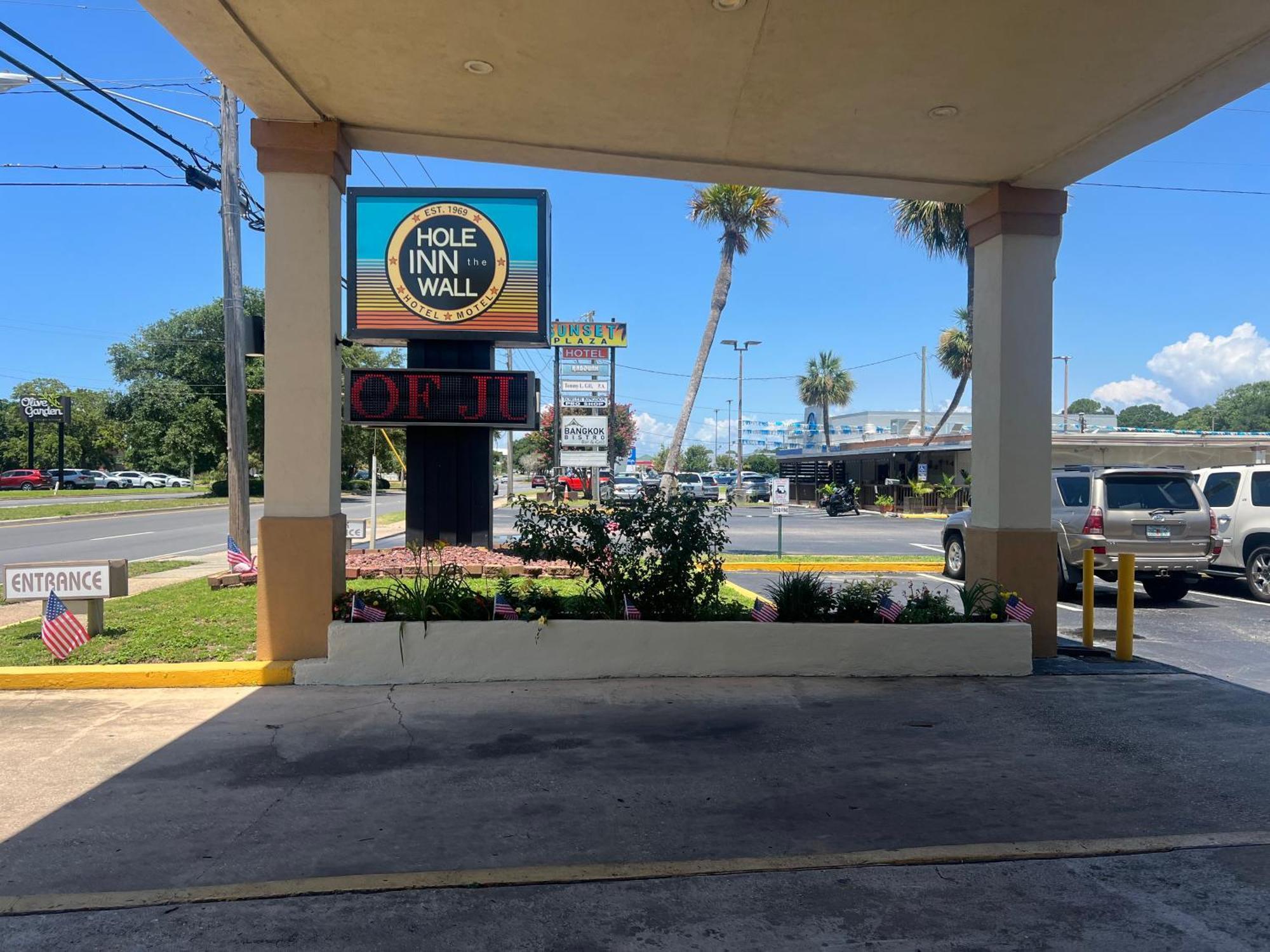 Hole Inn The Wall Hotel - Fort Walton Beach - Sunset Plaza - Nearby Beaches & Hurlburt Екстериор снимка
