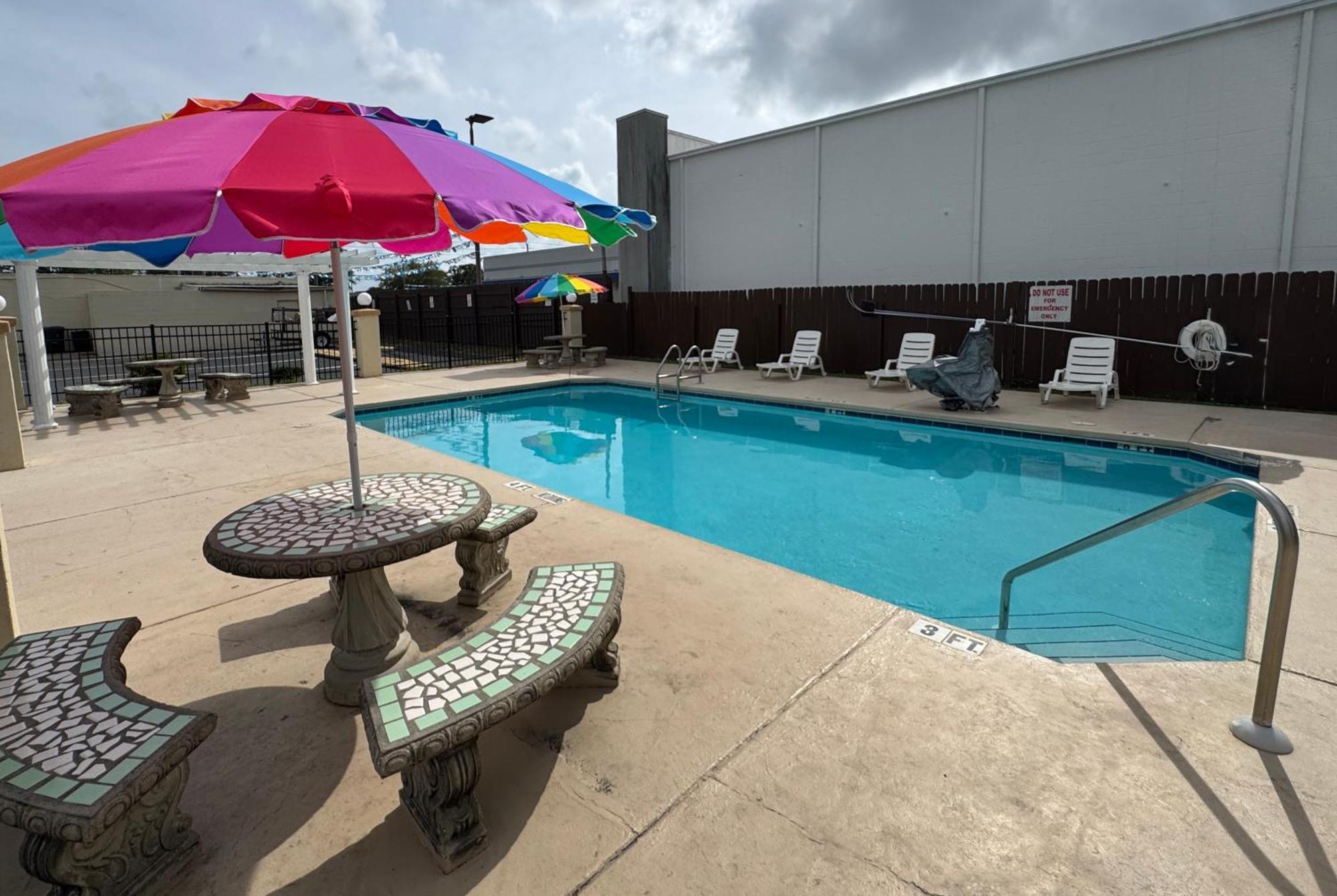Hole Inn The Wall Hotel - Fort Walton Beach - Sunset Plaza - Nearby Beaches & Hurlburt Екстериор снимка