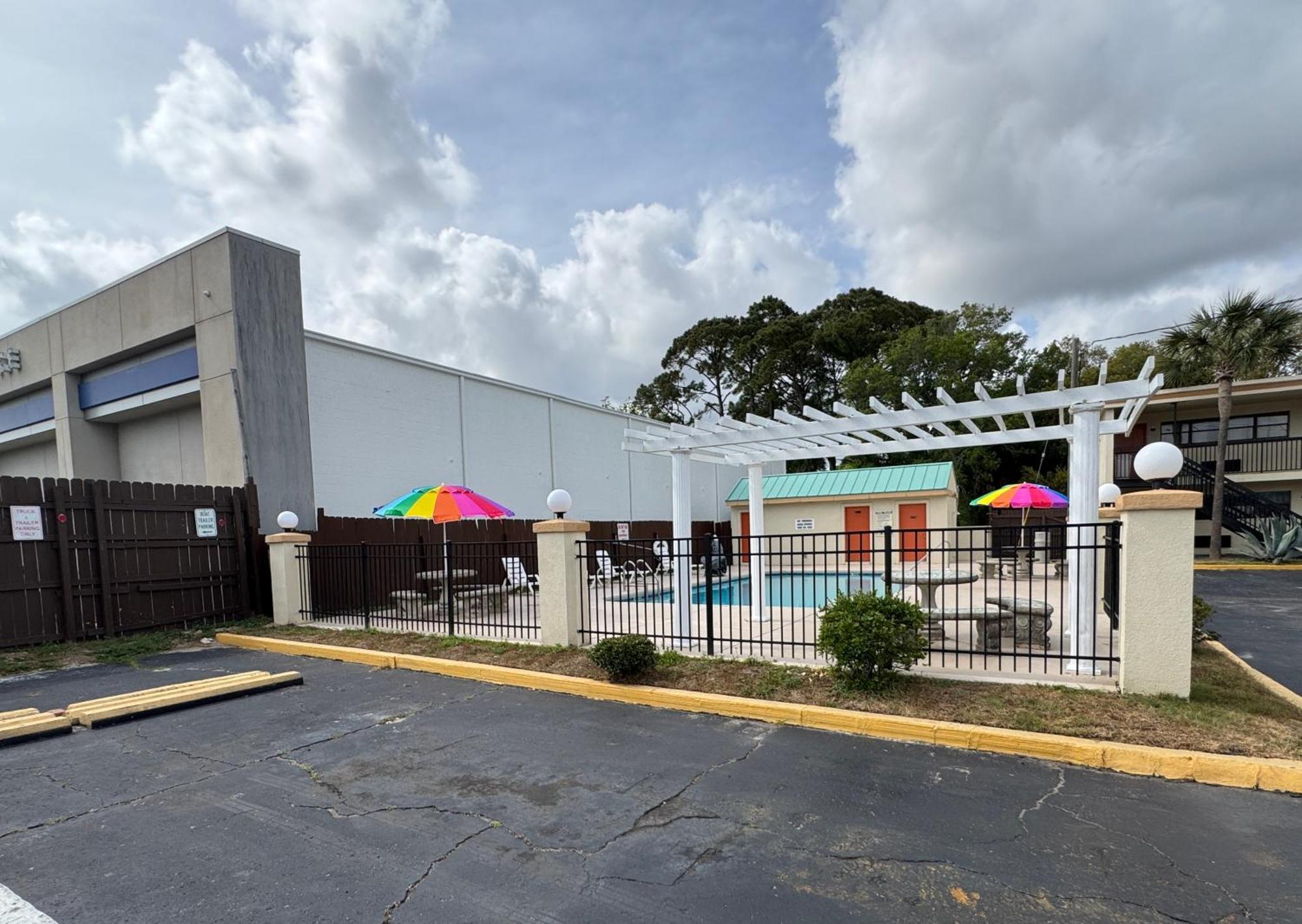 Hole Inn The Wall Hotel - Fort Walton Beach - Sunset Plaza - Nearby Beaches & Hurlburt Екстериор снимка