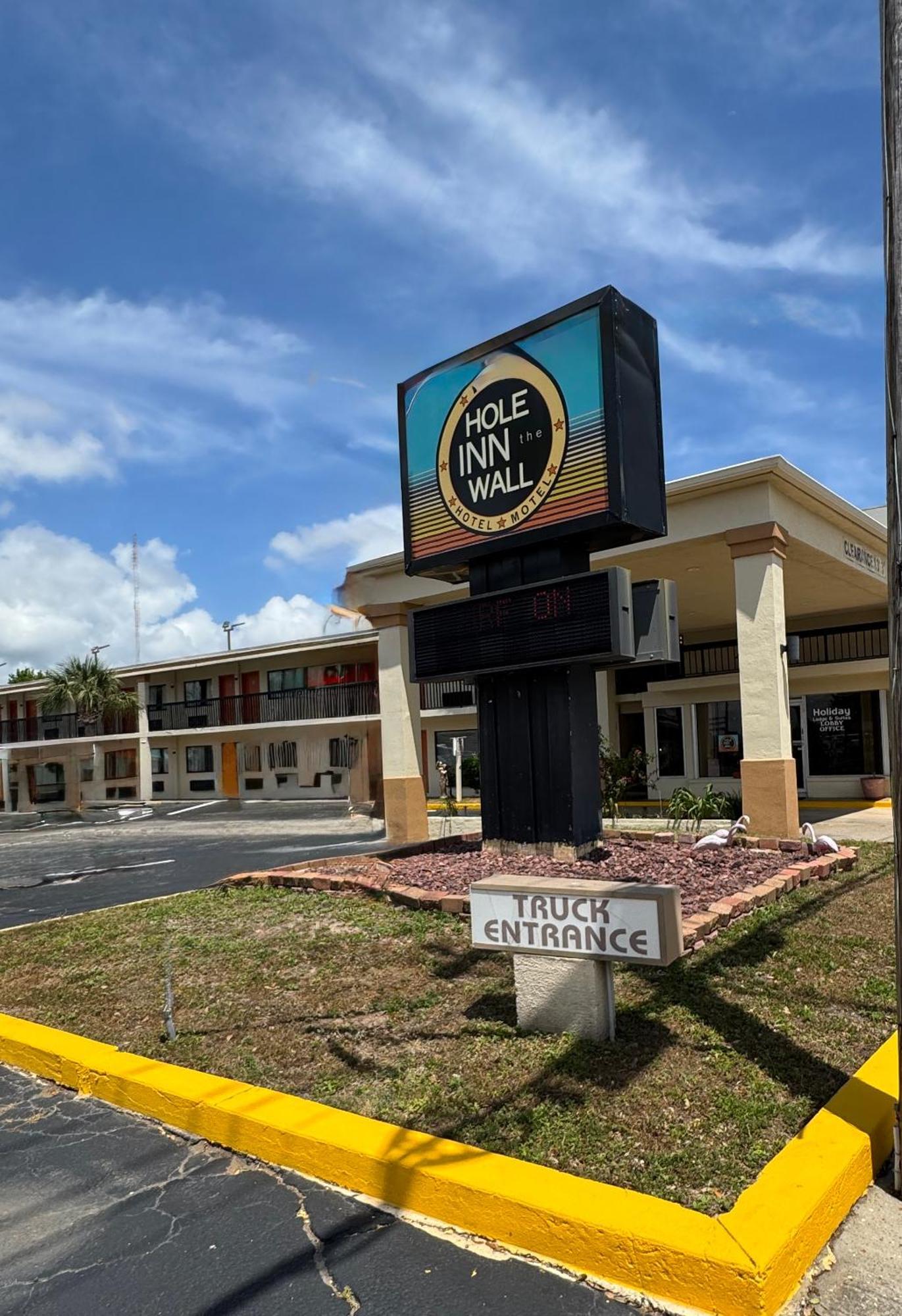 Hole Inn The Wall Hotel - Fort Walton Beach - Sunset Plaza - Nearby Beaches & Hurlburt Екстериор снимка