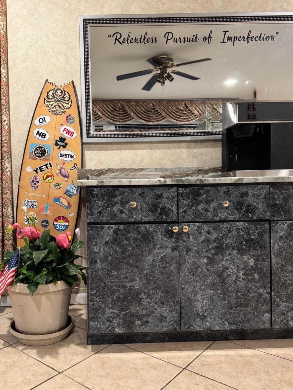 Hole Inn The Wall Hotel - Fort Walton Beach - Sunset Plaza - Nearby Beaches & Hurlburt Екстериор снимка